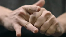 Tronar los dedos no es causa de artritis.