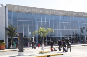 Pasajero chino arribó en el aeropuerto de Puebla    