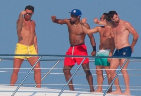 Cristiano Ronaldo mostrándose  muy cariñoso con sus amigos en sus vacaciones