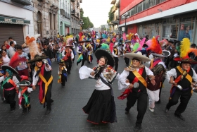 Segunda edición del desfile de huehues en Puebla