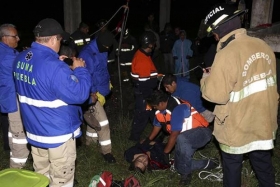 Personal de Rescate y del Grupo Relámpagos de Protección Civil Municipal iniciaron las labores en coordinación con Bomberos y personal de Cruz Roja