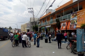 Pobladores bloquearon los accesos del restaurante donde fue retenida por cinco horas   