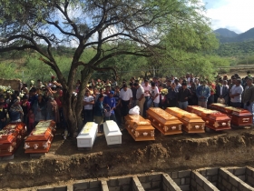 Dan último adiós a familia asesinada en Coxcatlán