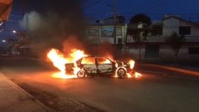 La turba prendió fuego al auto de los presuntos delincuentes  