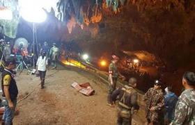 Cavan hoyo con la esperanza de encontrar a niños en cueva en Tailandia