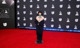 Mon Laferte muestra sus pechos en los Grammy Latinos