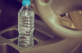 No tomes el agua de la botella que olvidaste en el coche por más de tres días.