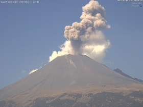  A las 8:22 de la mañana el volcán, emitió una fumarola que alcanzó los mil metros de altura
