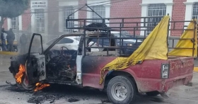 Pobladores de los Reyes de Juárez han implementado acciones de linchamiento, quemaron el vehículo del presunto ladrón