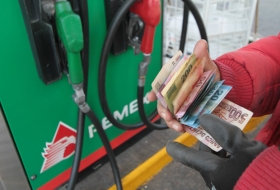 Baja el precio de la gasolina