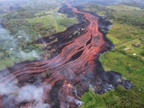 El volcán Kilauea continúa haciendo erupción en una fisura