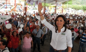 Regresar la tranquilidad a las familias, compromiso de Blanca Alcalá en Xicotepec