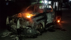 La turba enardecida quemó el vehículo de los ladrones    