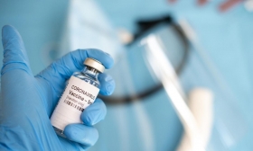 Muere un voluntario de vacuna de AstraZeneca-Oxford
