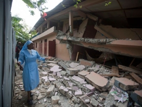 Tras sismos, haitianos temen dormir bajo techo