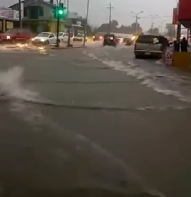 Rios de agua sucia tras lluvis