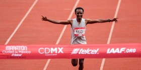 Etíope Kebede gana Maratón de CDMX