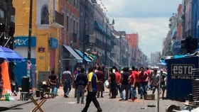 Ambulantes y policías se dieron con todo en Puebla
