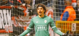 Memo Ochoa y Standard empatan
