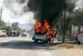 La turba quemó la unidad de transporte donde escapaban los maleantes 