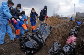 Cadáveres son colocados en una fosa común en las afueras de Mariupol