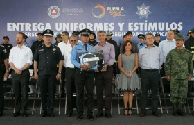  También se dieron becas a hijos de policías