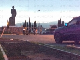 Ante la mirada de peatones debajo del monumento a Díaz Ordaz 