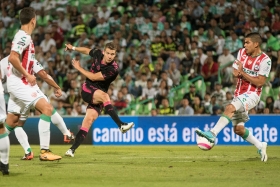 Santos gana por primera vez en casa