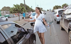 Embarazada de Venezuela, 19 años, ahora vive en Brasil, limpiando parabrisas.