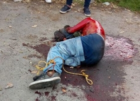 El sujeto quedó bañado en sangre 