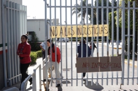 Realizan protesta de brazos caídos  