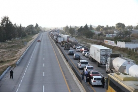 l motivo de los cortes de circulación se debe a que Caminos y Puentes Federales (CAPUFE) está haciendo la colocación de 2 trabes 