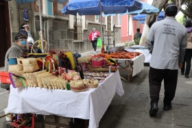 Se instalan artesanos y comerciantes de antigüedades.