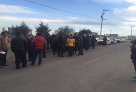 Retienen a policías