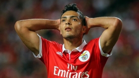 Benfica busca salida de Raúl Jiménez