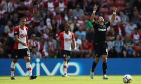 &quot;Chicharito&quot; hace doblete pero pierde West Ham