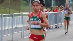 María González, apenas cruzó la meta se desmayó.