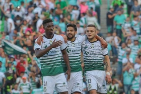 Santos derrotó contundentemente a Gallos