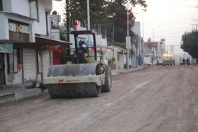 Eduardo Rivera supervisa avance de pavimentación en Camino Real