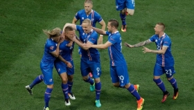 Jugadores de Islandia festejando el gol