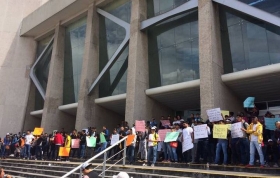 Impiden que la ciudadanía ingrese al inmueble.