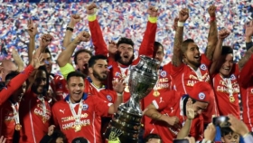 Selección de Chile levantando el trofeo en 2015