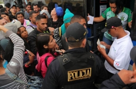 Una gran cantidad de inmigrantes ha tenido que dormir en plazas.