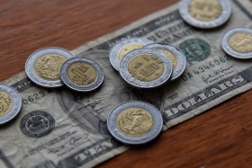 Peso recupera 43 centavos; dólar cotiza en 24.42 unidades