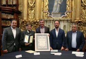 Por su destacada trayectoria y valiosas aportaciones a la vida teatral del estado y del país