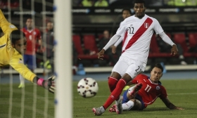 El encuentro inició con una Selección de Chile atacando a los peruanos.