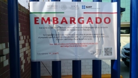 El personal del SAT colocó los sellos de embargo en el acceso principal de la empresa
