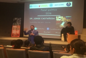 Presentó su libro en universidades de Puebla