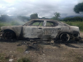 Los uniformados buscaban un vehículo robado cuando sujetos con armas de fuego los agredieron 