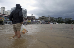 Intensos vientos y torrenciales lluvias.